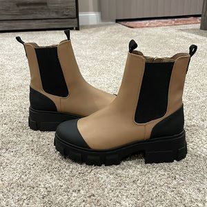 BRAND NEW women’s waterproof boots size 9.5